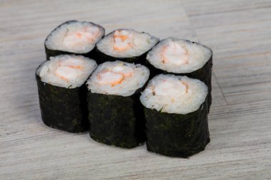 Karides ile Japon geleneksel rulo