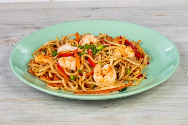 Udon karides ve biber ile