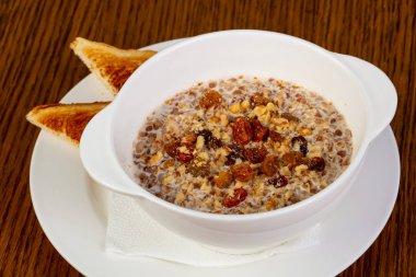 Buğday lapası ile fındık ve çilek