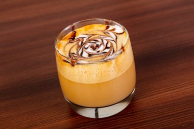  Kapuçino tabloda kahve Kupası