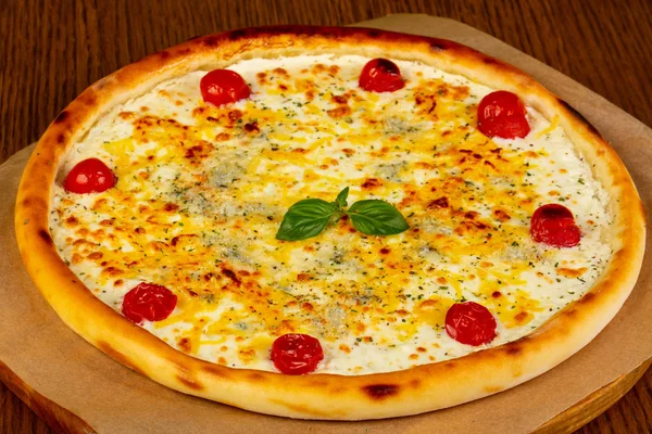 Pizza Quattro Formaggi Serviti Foglie Basilico — Foto Stock