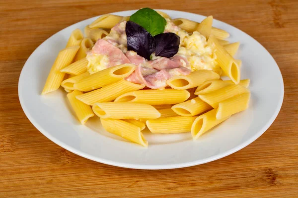 Tészta Penne Carbonara Szolgált Bazsalikom — Stock Fotó