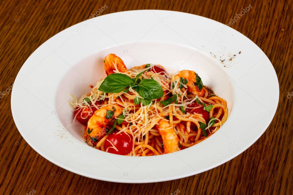 Spaghetti with prawn and tomato