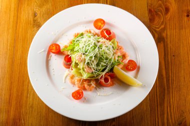 Sezar salata karides ve parmesan peyniri ile somon ile