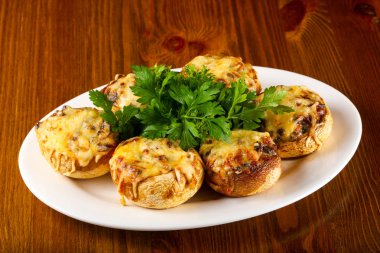 Otlar peynir ile doldurulmuş champignon hizmet