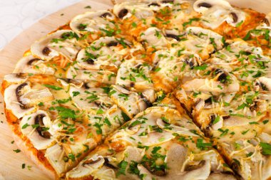 Sıcak lezzetli mantar pizza