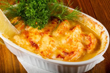 Karides ve peynir ile Cocotte