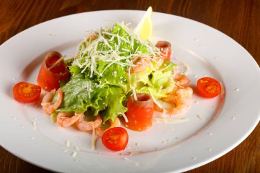 Sezar salata karides ve parmesan peyniri ile somon ile