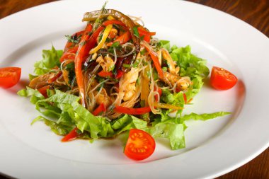 Salata tavuk ile sıcak ve şehriye cam