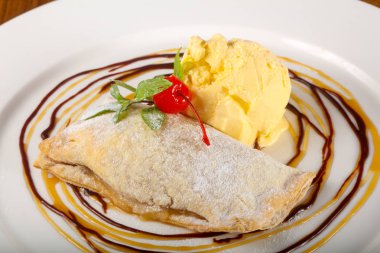 Apple strudel dondurma ile