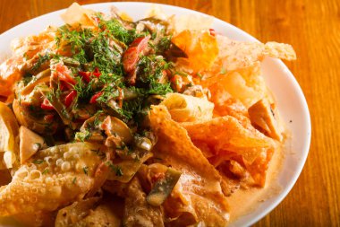 Quesadilla sosu ve baharatlar ile