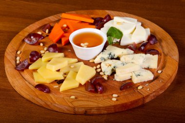 Peynir tabağı ile bal ve sedir fındık