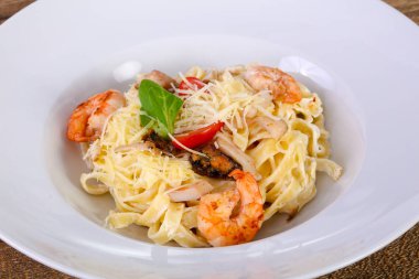 Deniz ürünleri karides ve midye makarna