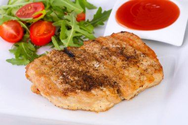 Izgara domuz sos ve salata sosu ile