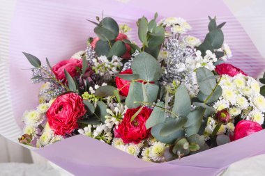 Diğer çiçeklerle birlikte taze güller.