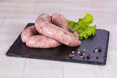 Çiğ domuz sosisi grill için hazır