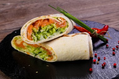 Somon soğan ve kırmızı biber servis tortilla rulo