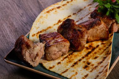 Domuz kebap Barbekü otlar ve ekmek servis