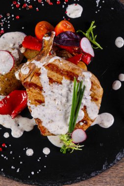 Peynir soslu domuz eti sebze devam eder.