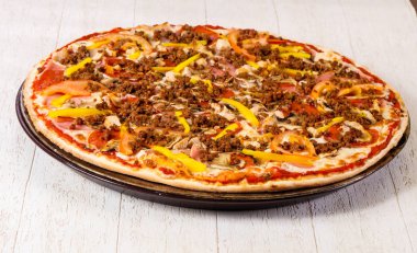 Kıyılmış et ve sebze pizza