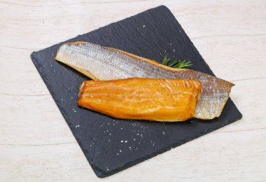 Baharat ile tuzlu beyaz balık füme