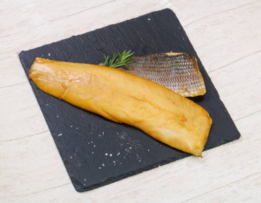 Baharat ile tuzlu beyaz balık füme