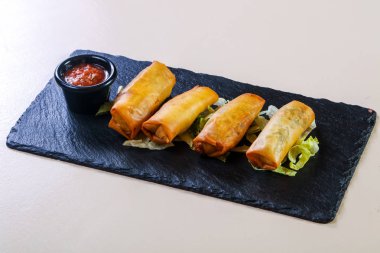 Bahar rulo domates sos ile 