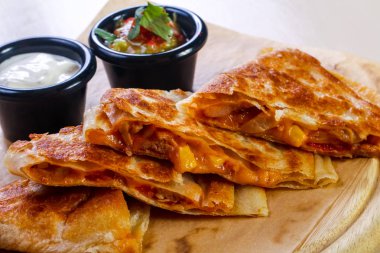 Quesadilla tavuk ve peynir ile