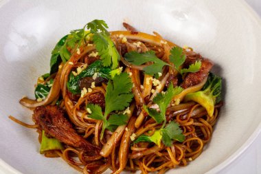 Yumurta noodle istiridye sosu ile