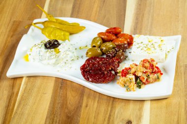 Dzadziki ile Yunan geleneksel meze