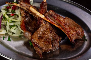 Izgara kuzu Barbekü soğan ile