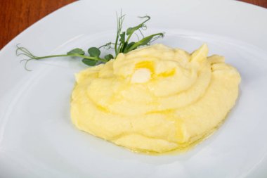 Lezzetli patates püresi otlar ile