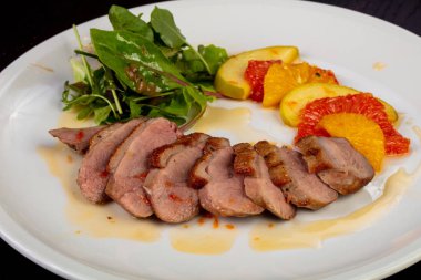 Lezzetli kızarmış ördek göğsü sebzeli