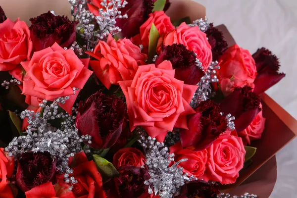 Bukiet Świeżych Róż Innymi Kwiatami — Zdjęcie stockowe