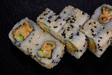 Yengeç eti ile Japon rulo