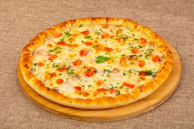 Deniz ürünleri pizza domates ve peynir ile