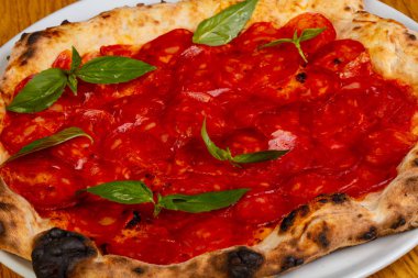 Pizza chorizo ve fesleğen yaprakları ile