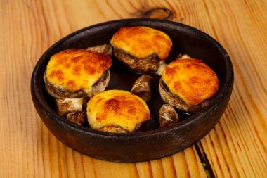 Tavada peynirli fırında champignon