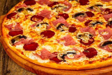 Sosis ve peynir pizza