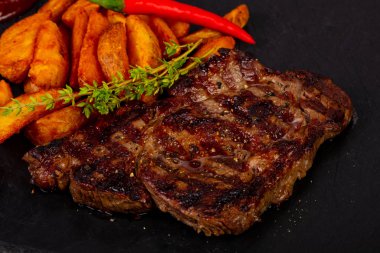 Kızarmış patates ve ızgara biftek.