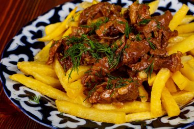 Sığır eti ve dereotu ile kızarmış patates