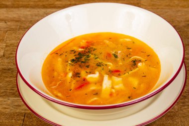 Bitki ve baharatlı tavuk çorbası.