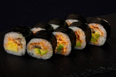 Japon soğuk rulo somon ile