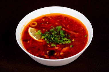 Rus Solyanka çorbası zeytin ile