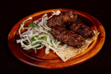 Soğan hizmet ızgara sığır eti kebabı köfte