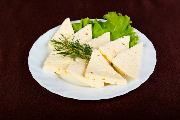 Kaukasischer Käse Suluguni Mit Salatblättern — Stockfoto