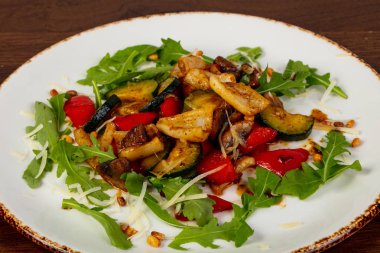 Kalamar ve sebzeli salata.