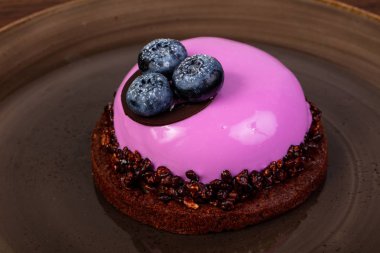 Böğürtlenli ve kremalı kek