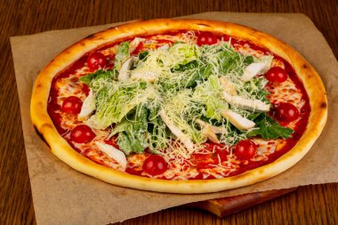 Pizza Sezar tavuk ve salata yaprakları ile