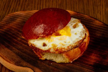 Ev yapımı lezzetli burger peynirli